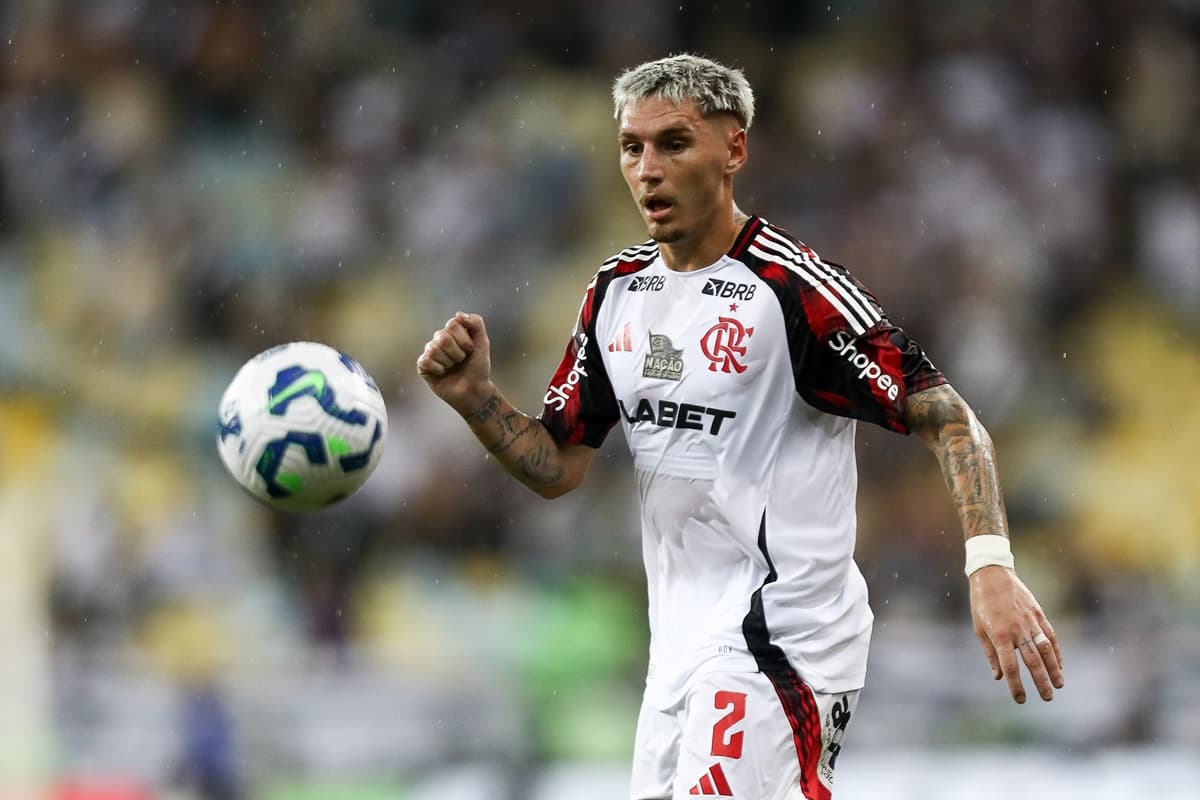 Varela tenta jogada contra o Vasco