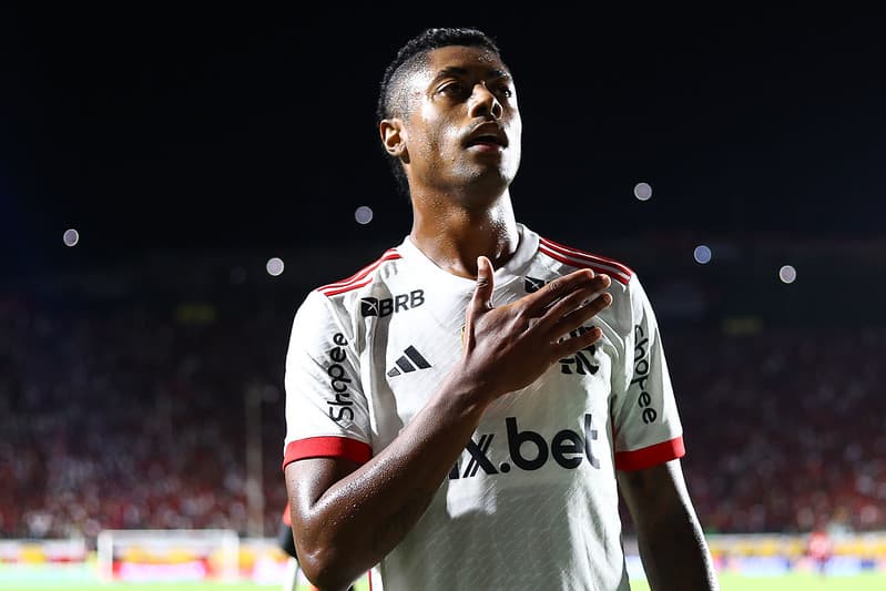 Bruno Henrique celebra gol da vitória do Flamengo no Brasileirão