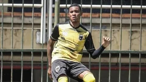 Caio Roque com camisa do Volta Redonda