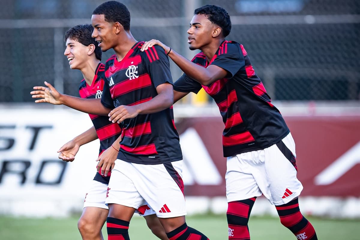 Jogadores do Flamengo comemoram gol contra o Bangu