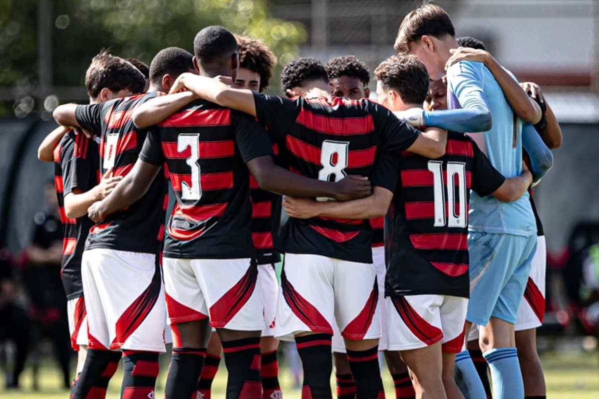 Jogadores do Flamengo se reúnem em pré-jogo contra o Vasco