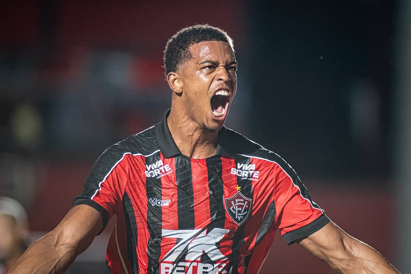 Carlinhos comemora gol pelo Vitória