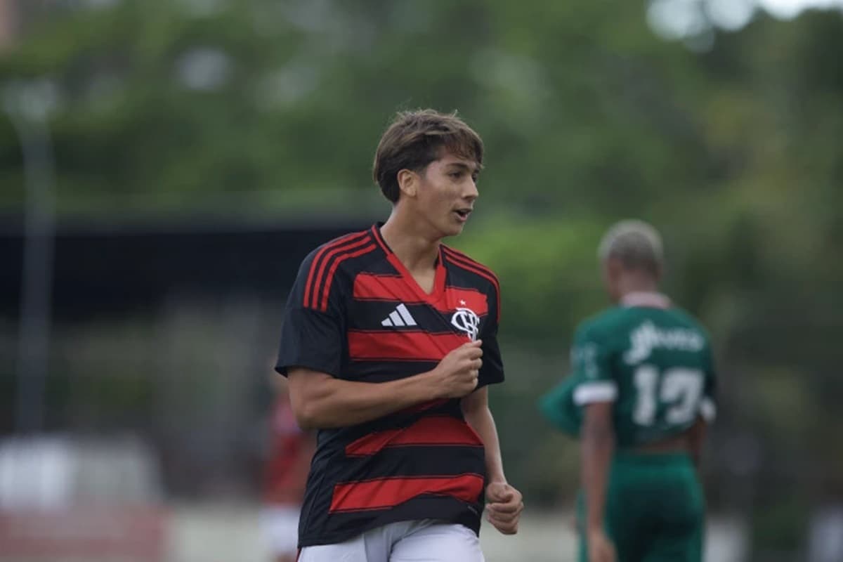 Jogador do Flamengo comemora gol na estreia da Copa Rio Sub-16