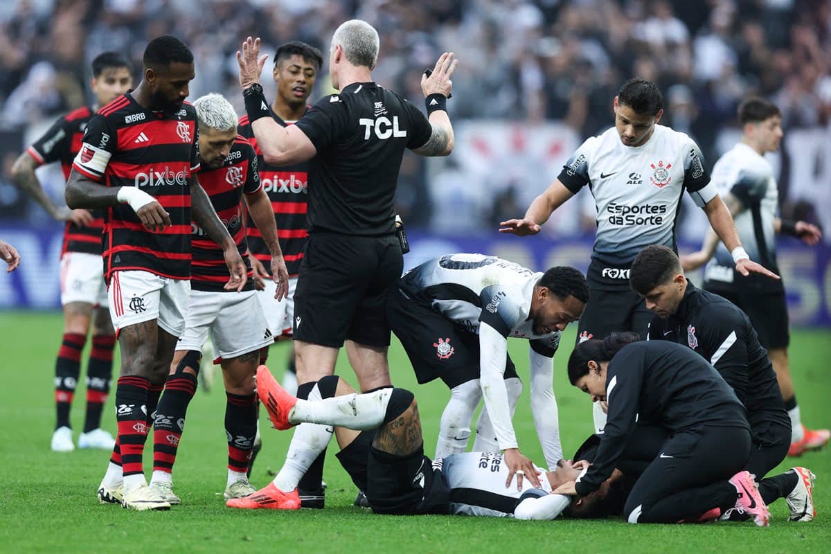 Jogadores de Flamengo e Corinthians discutem em jogo na Arena