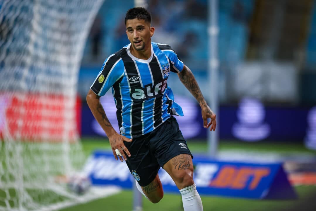 Cristian Oliveira comemora gol pelo Grêmio