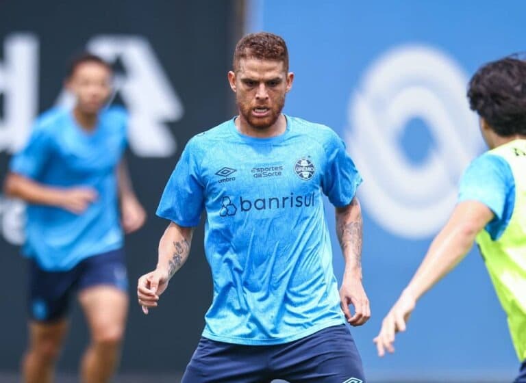 Cuéllar em treino do Grêmio