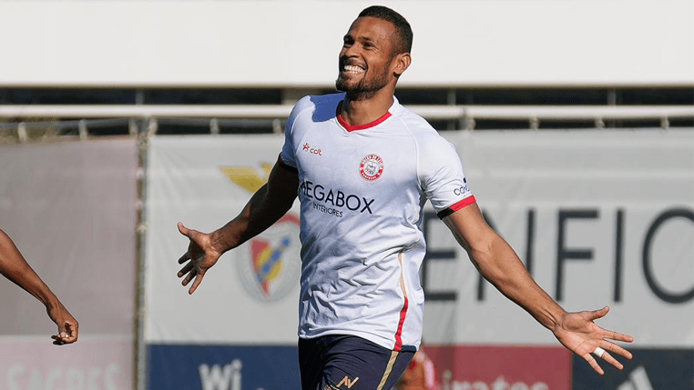 Ex-Flamengo, Daniel dos Anjos comemora gol pelo Leiria