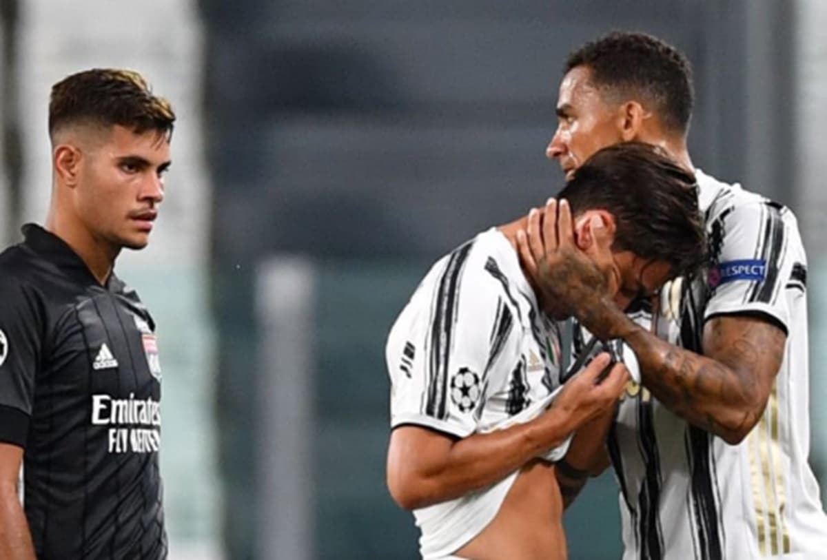 danilo em jogo da juventus contra o lyon