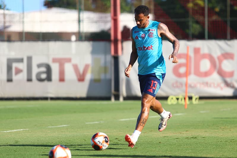 Danilo treinando com bola