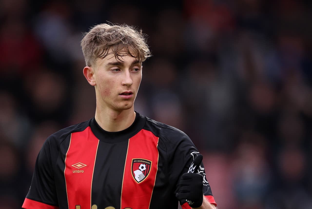 Dean Huijsen do AFC Bournemouth faz um sinal de positivo durante a partida da Premier League entre AFC Bournemouth e Nottingham Forest FC no Vitality Stadium em 25 de janeiro de 2025 em Bournemouth, Inglaterra.