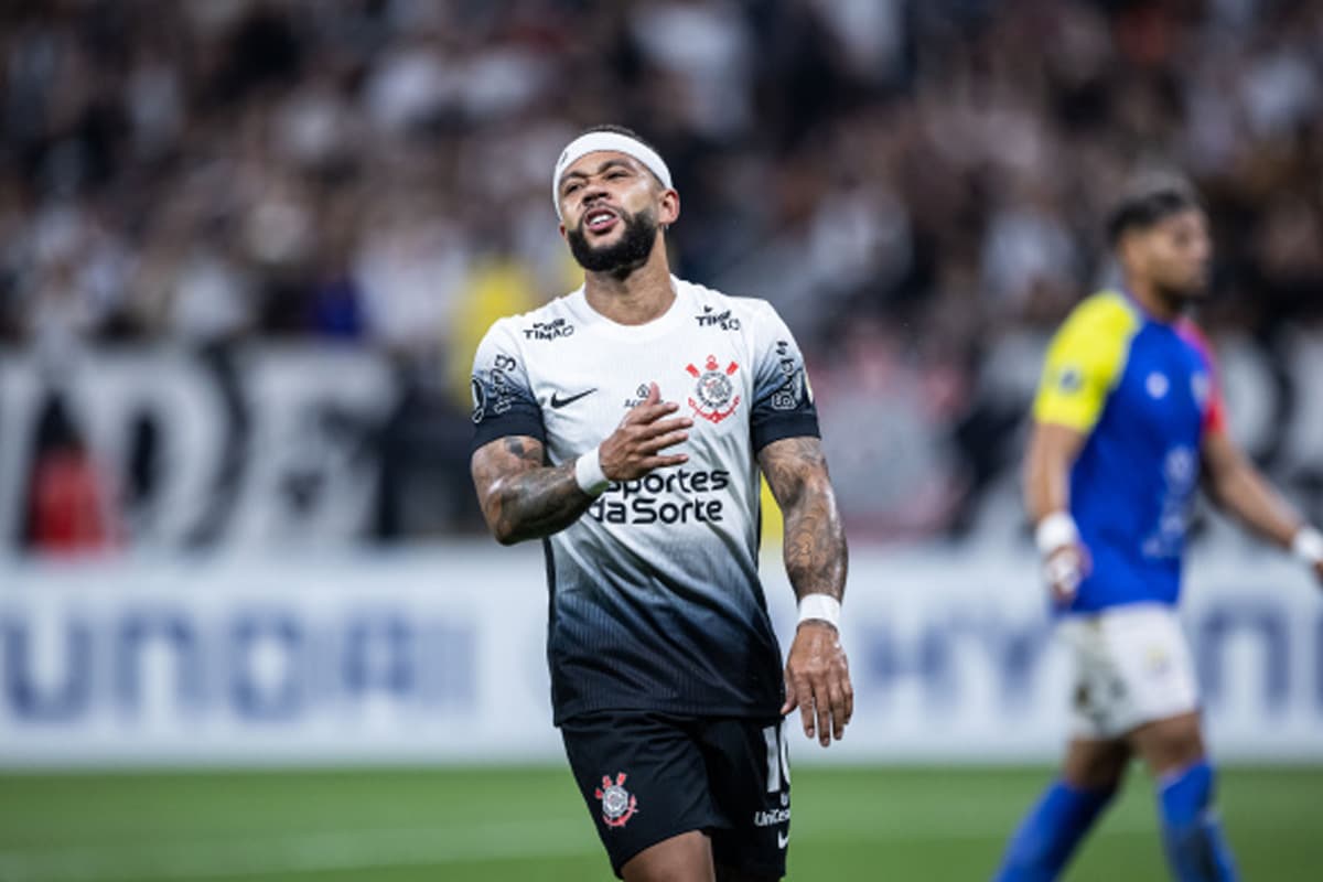 Memphis Depay jogando pelo Corinthians