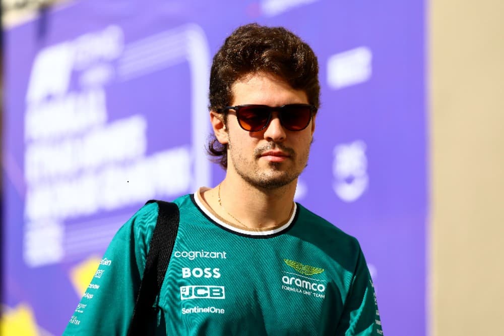 Felipe Drugovich, do Brasil e da Aston Martin F1 Team, caminha no Paddock antes do treino para o Grande Prêmio de F1 de Abu Dhabi no Circuito de Yas Marina em 6 de dezembro de 2024 em Abu Dhabi, Emirados Árabes Unidos.