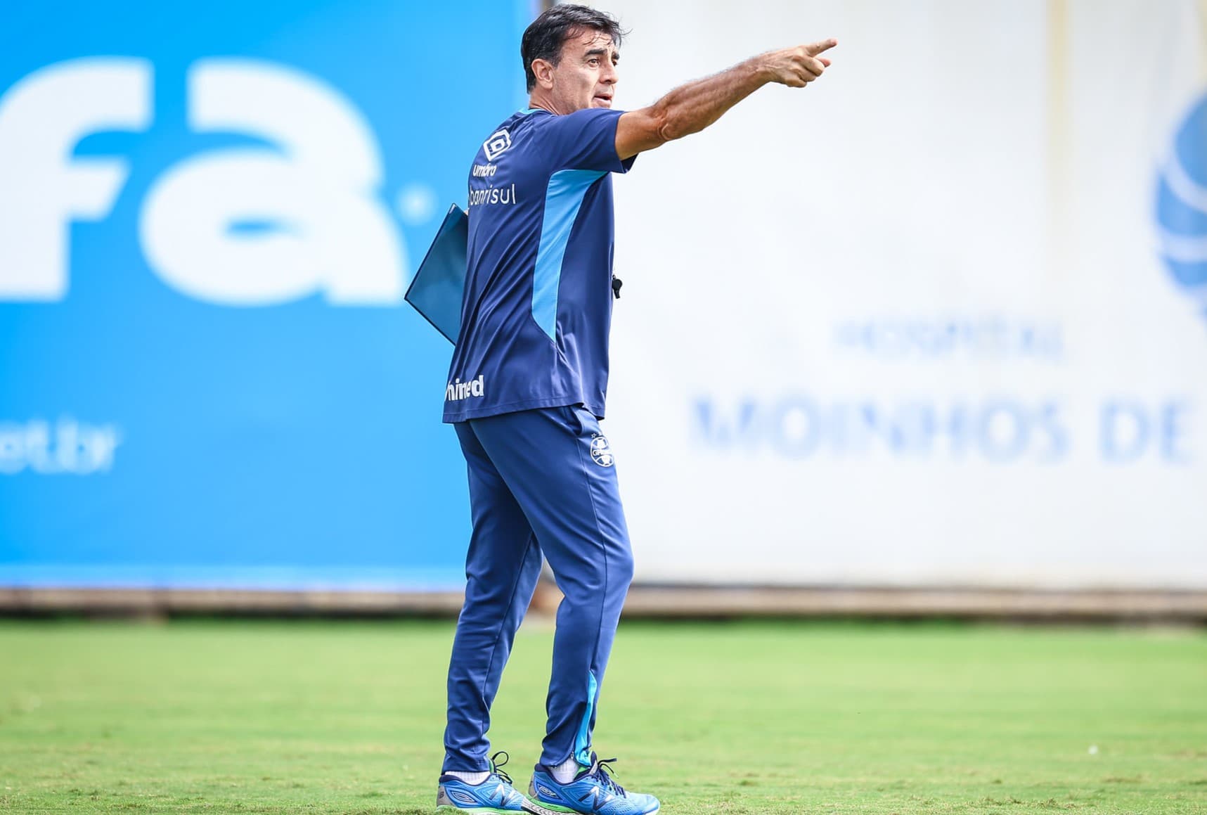 Gustavo Quinteros aponta para a direita em treinamento do Grêmio