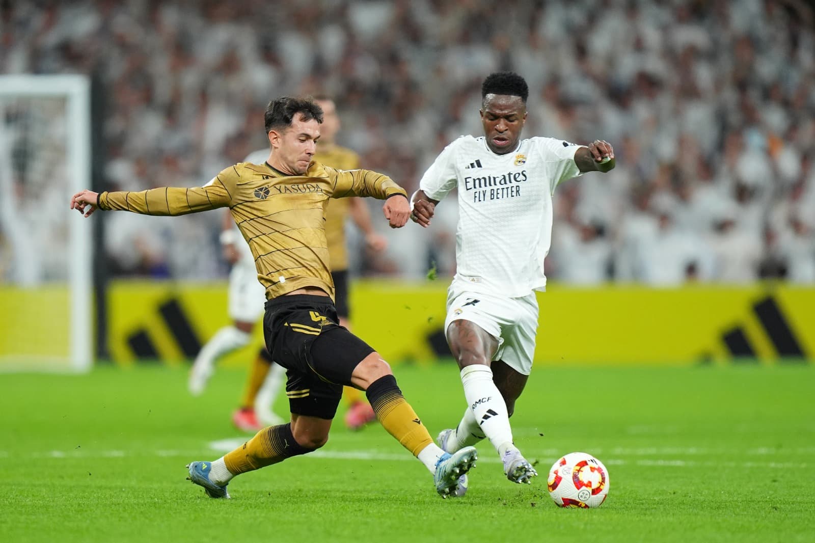 Vini Jr passa por adversário em Real Madrid x Real Sociedad