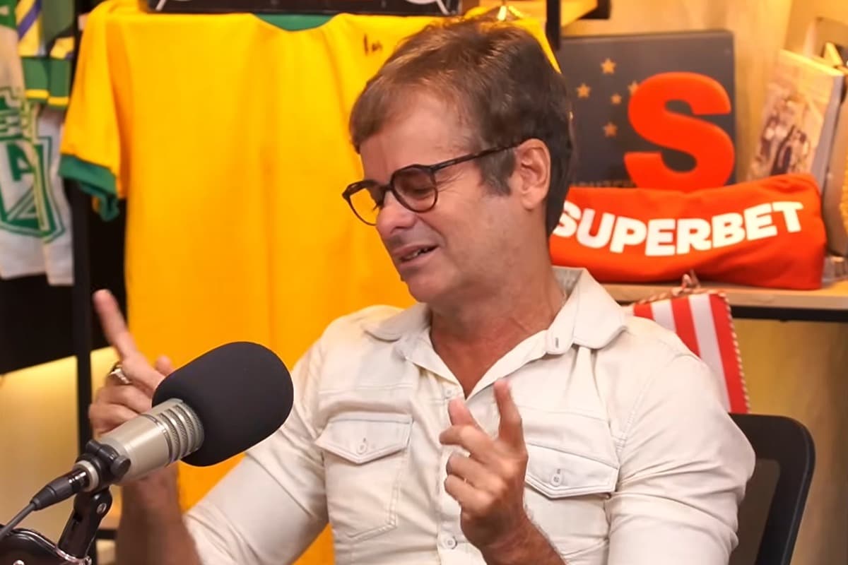 Fernando Gil com semblante indignado e dedos fazendo gesto de "negativo" ao defender Gabigol durante entrevista ao Charla Podcast