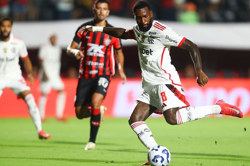 Gerson faz o passe durante Vitória x Flamengo
