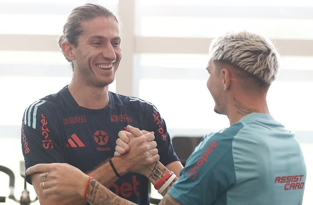 Filipe e Varela se cumprimentando