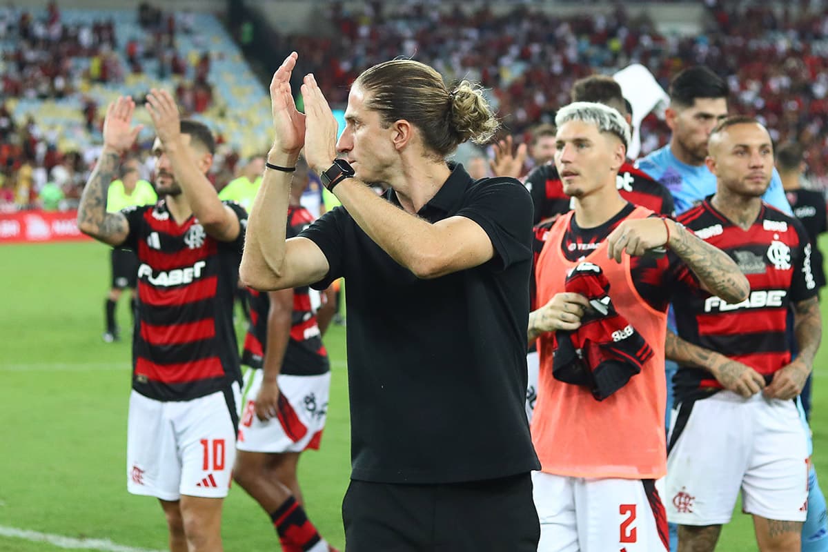 Filipe Luís e jogadores aplaudindo a torcida no Maracanã