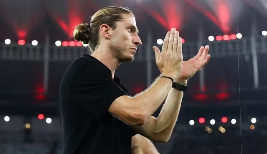 Filipe Luís bate palmas durante jogo do Flamengo no Maracanã
