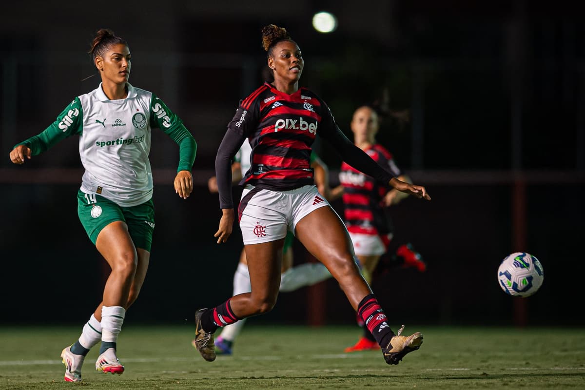 Nubia carrega a bola e a marcadora do Palmeiras corre atrá da zagueira rubro-negra