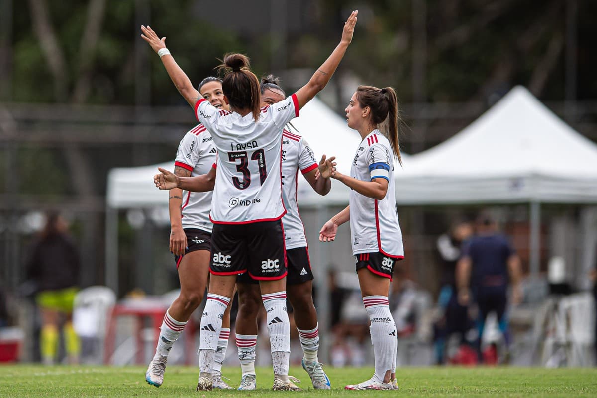 Laysa levanta os braços e vai de encontro a Ju Ferreira, Djeni e Monalisa para comemorar o golaço da volante Ju