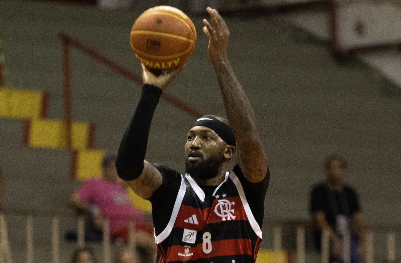 Jordan Willians arremessa pelo FlaBasquete em jogo do NBB