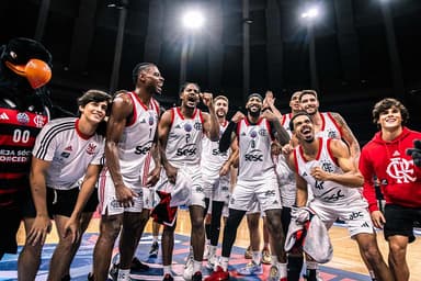 Jogadores do FlaBasquete comemoram vitória no NBB