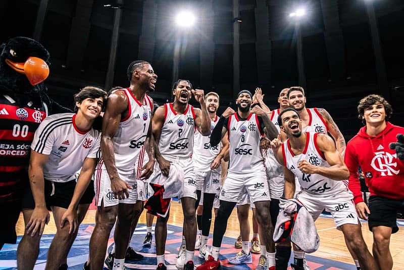 Jogadores do FlaBasquete comemoram vitória no NBB