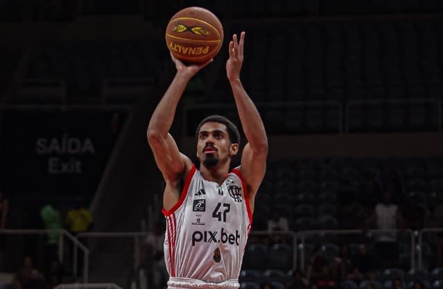 Alexey arremessa bola em partida do Flamengo contra o São Paulo no NBB