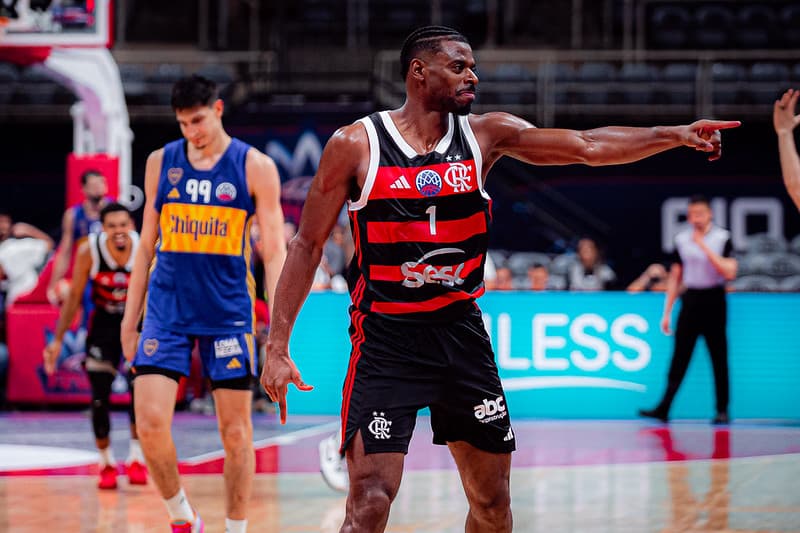 Gui Deodato aponta para o banco de reservas após cesta em FlaBasquete x Boca Juniors na final da BCLA