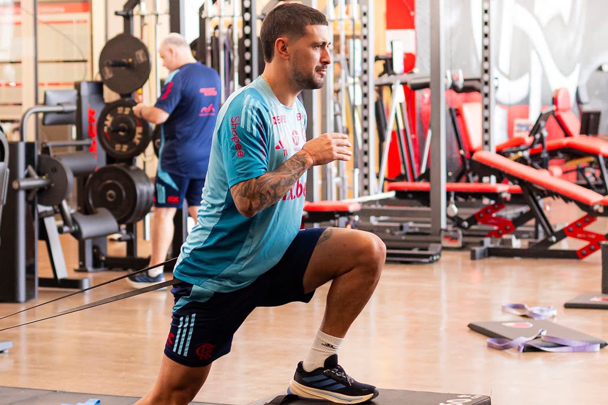 Arrascaeta treina na academia em preparação do Flamengo