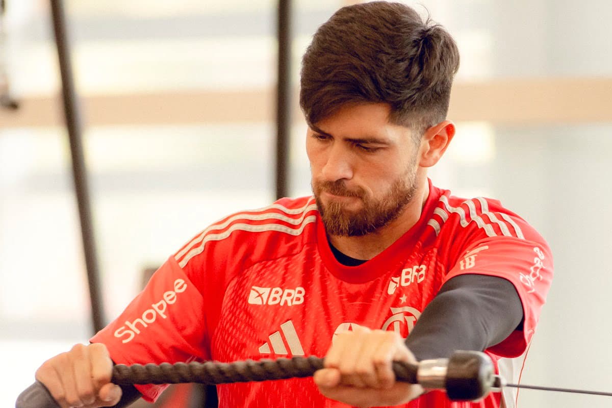 Rossi faz trabalhos na academia em treinamento do Flamengo