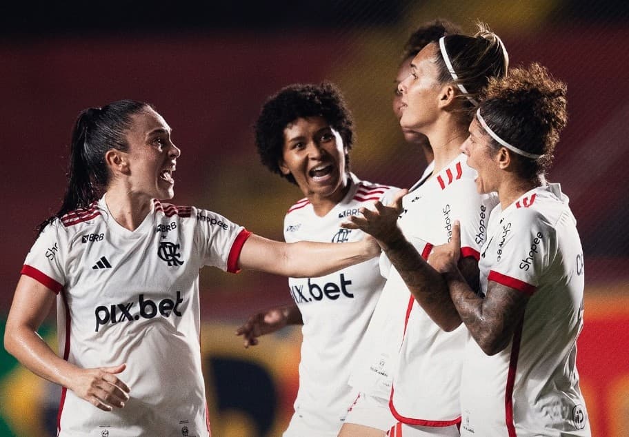 Jogadoras do Flamengo comemoram gol sobre o Sport