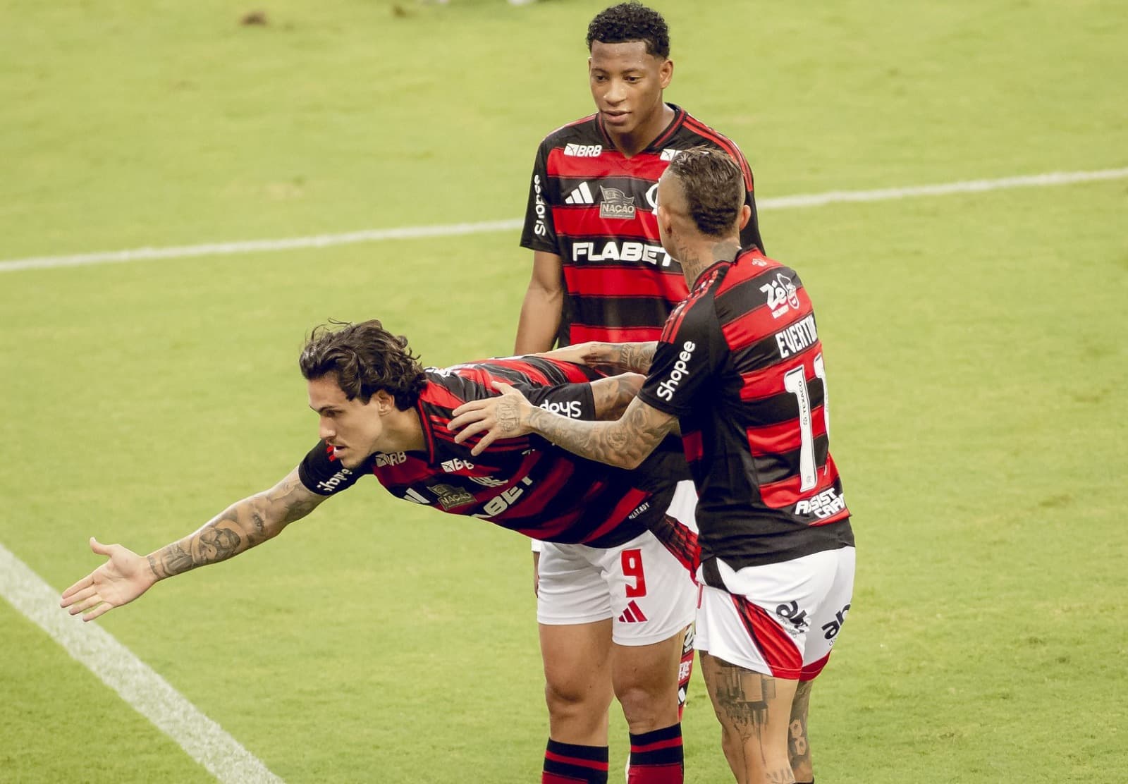 Pedro, Plata e Cebolinha comemora gol sobre o Juventude