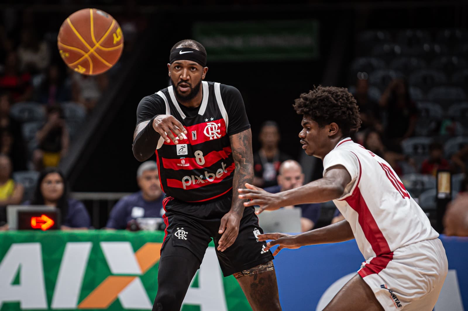 Jordan Willians passa a bola em jogo do Flamengo no NBB