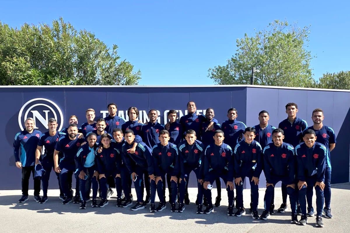Delegação do Flamengo Sub-15 posa em foto na Itália