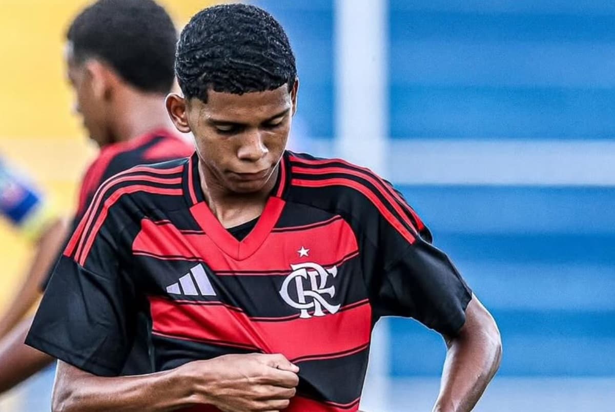 Jogador do Flamengo comemora gol pela equipe sub-15