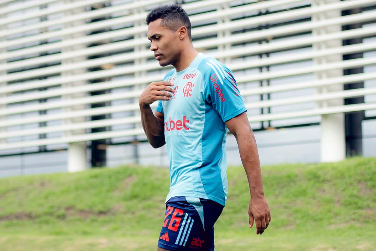 Alex Sandro se prepara para iniciar treinamento no Flamengo