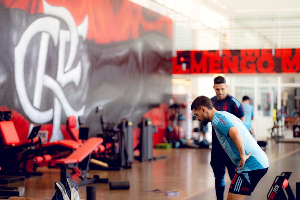 Arrascaeta treina na academia do Flamengo no Ninho
