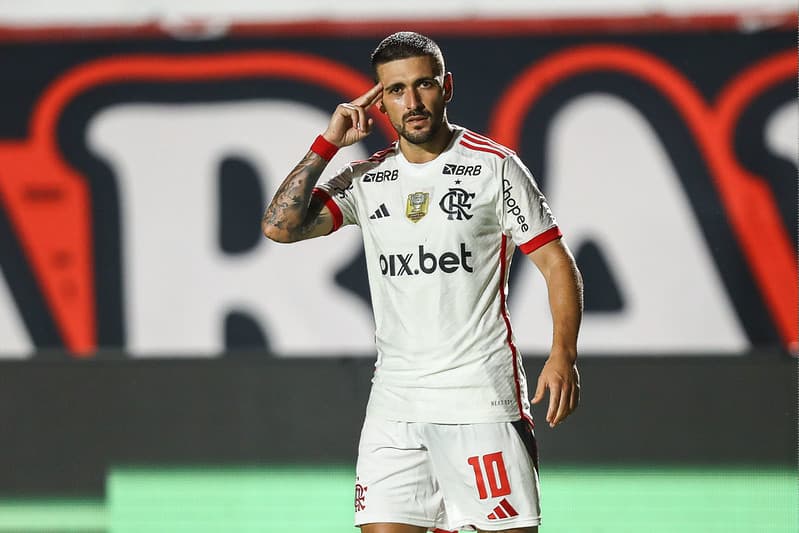 Arrascaeta comemora gol pelo Flamengo