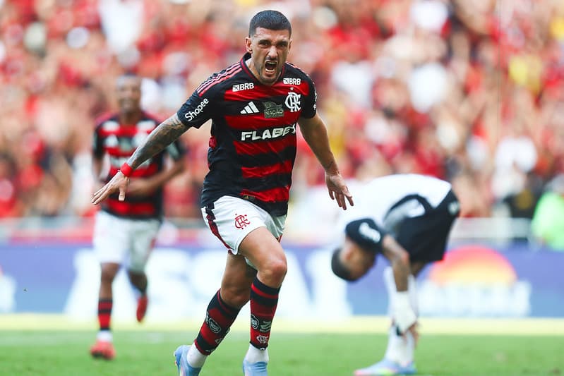 Arrascaeta comemora gol do Flamengo sobre o Corinthians