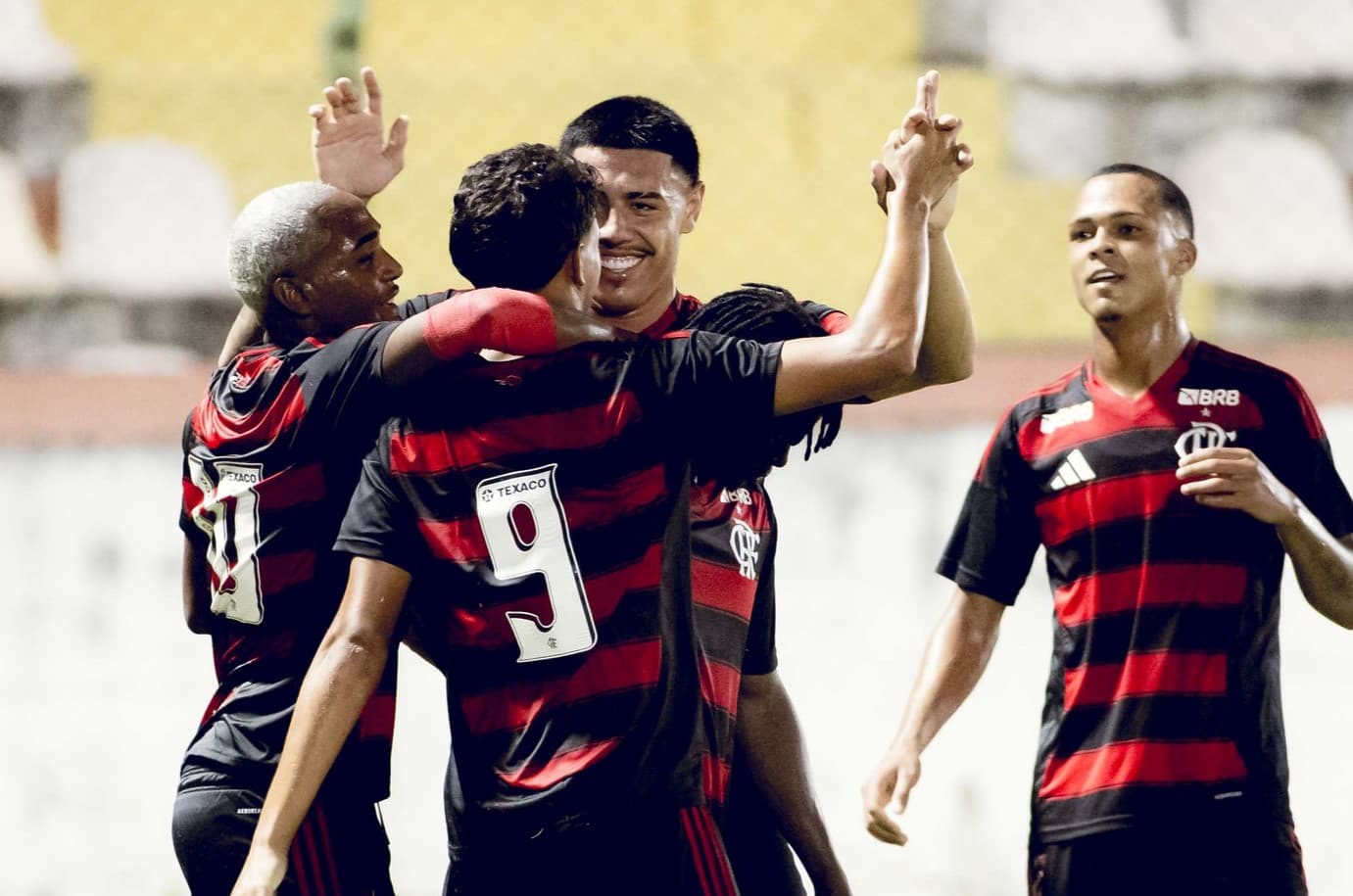 Iago, Lorran e Pedro Leão celebram gol do Flamengo no Brasileirão Sub-20