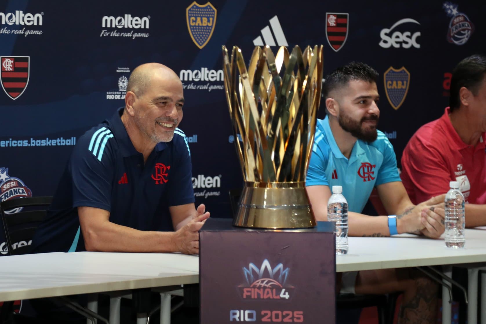 Sergio Hernandez e Balbi ao lado da taça da BCLA durante coletiva de imprensa