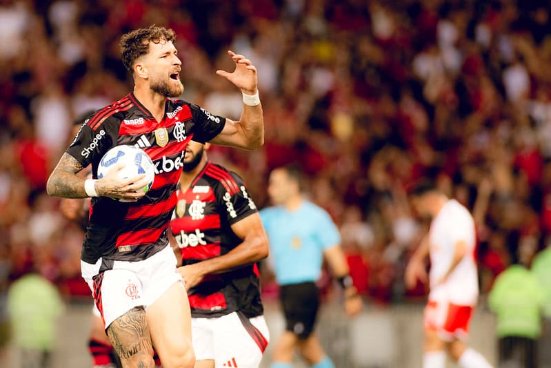 Léo Pereira comemora gol no Maracanã em jogo do Flamengo