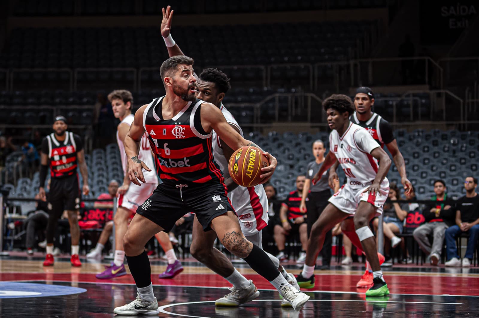 Balbi dribla jogador do Paulistano dentro do garrafão em jogo no Maracanãzinho