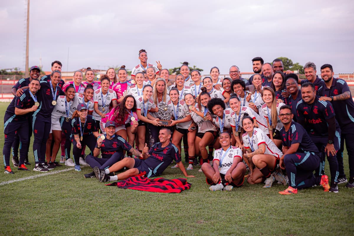 O time feminino do Flamengo posa para a tradicional foto de campeão da Copa Rio