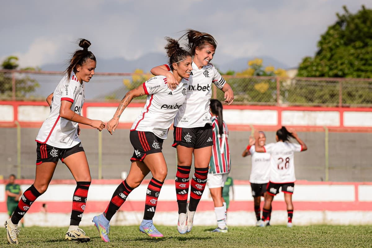 Laysa, Cris e Djeni comemoram o gol de Cristiane no clássico