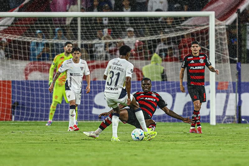Flamengo empata sem gols com LDU em Quito