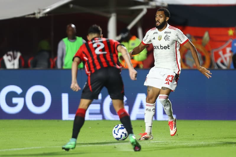 Juninho enfrenta jogador do Vitória pelo Brasileirão