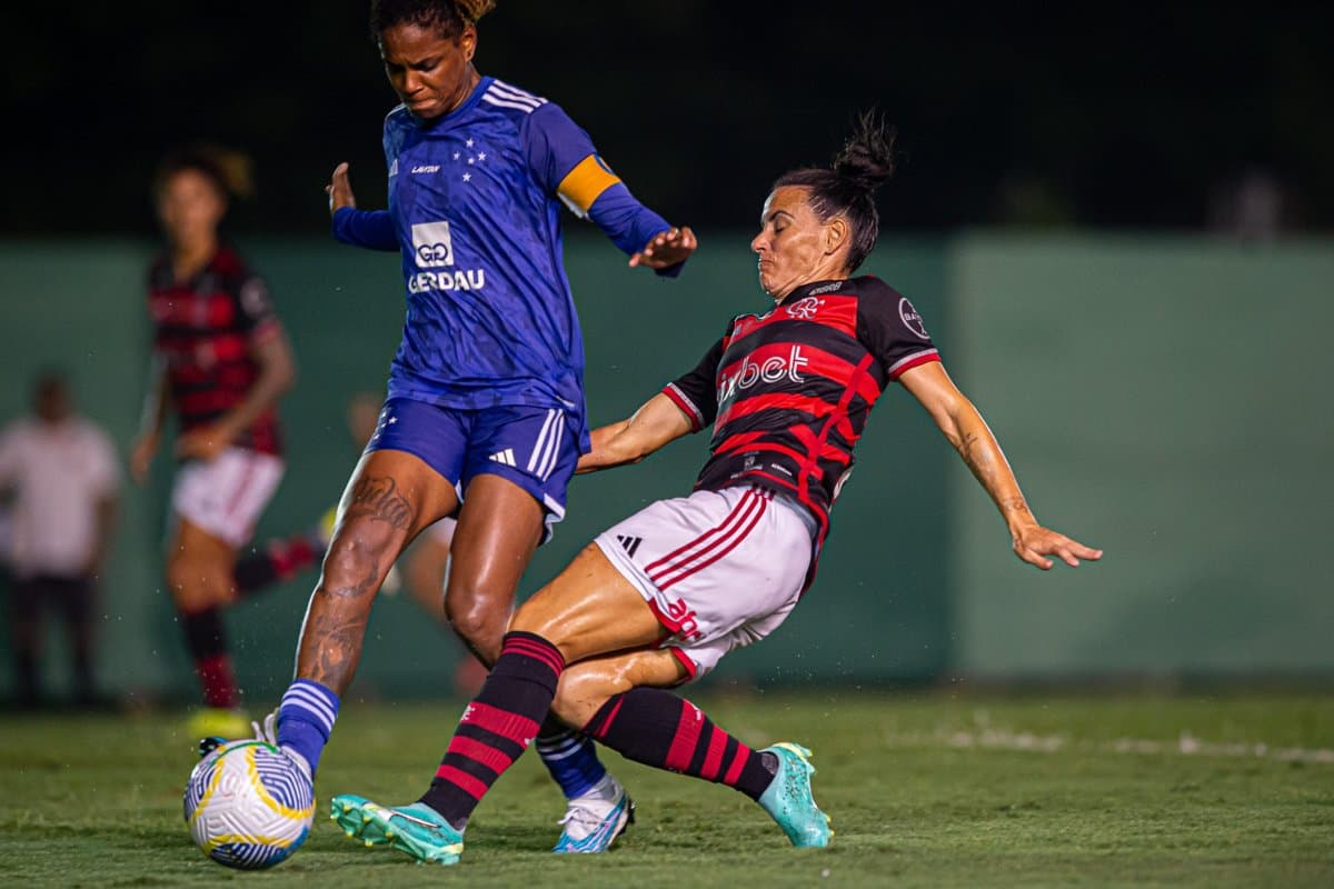 Jucinara dá carrinho para recuperar a bola que está em posse da jogadora do Cruzeiro